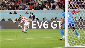 克羅埃西亞奧斯克（Mislav Orsic）在第41分鐘起腳抽射，幫助球隊在上半場取得領先。（圖／翻攝自FIFA推特）