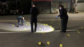 台南市議員謝財旺服務處遭槍擊  彈殼散布無黨籍台南市議員謝財旺位於學甲區的服務處10日凌晨疑似遭人持衝鋒槍射擊，警方採證後在現場找到30枚彈殼。（讀者提供）中央社記者楊思瑞台南傳真  111年11月10日