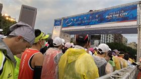 台北馬拉松寒風中登場  參賽者熱情不減2022台北馬拉松18日登場，雖然寒流報到，仍不減參賽者的熱情，許多跑者為避免天冷引起身體不適，紛紛做足禦寒準備。中央社記者黃麗芸攝  111年12月18日
