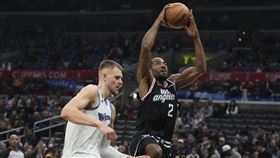 ▲快艇雷納德（Kawhi Leonard）（右）砍下賽季新高31分9籃板3抄截的亮眼成績。（圖／美聯社／達志影像）