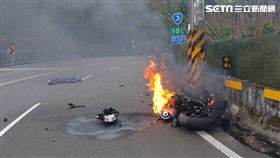 苗栗三灣台3線大型重機自摔撞電線桿，重機起火，騎士受傷送醫。（圖／民眾提供）