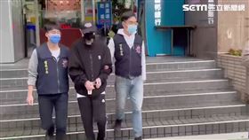 北市張姓毒販遭信義分局逮獲，並搜出類似魚油膠囊的大麻菸油。（圖／翻攝畫面）