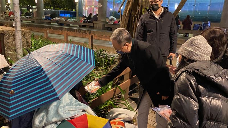 台北不到十度　薛瑞元給龍山寺街友送暖