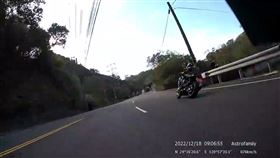 苗栗三灣台3線大型重機自摔撞電線桿，重機起火，騎士受傷送醫。（圖／翻攝臉書社團「重機車友 ❘ 各區路況天氣、資訊分享中心」）