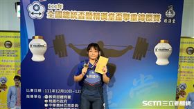 東原園中王喻禾出場輾壓眾人，以抓舉64公斤、挺舉78公斤，總和142公斤快意摘金。（圖／記者蔡厚瑄攝影）