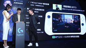 Joeman於現場體驗超人氣遊戲《電馭叛客2077》，感受Logitech G CLOUD雲端遊戲掌機的魅力。定。（圖／Logitech G提供）