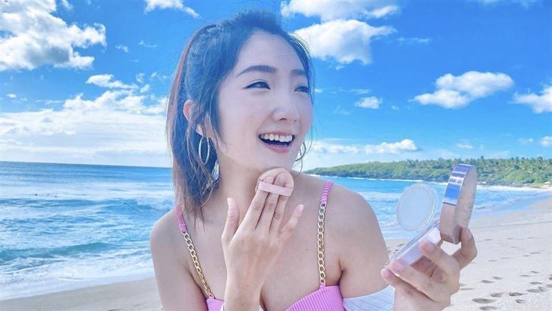 戲說女星不藏了　罕見激裸秀粉紅色比基尼