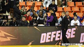 ▲「魔獸」霍華德（Dwight Howard）來台首度沒有先發在板凳席扮演啦啦隊。（圖／記者劉彥池攝影）