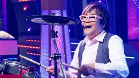 笠浩二公開場合時總戴著粉色眼鏡搭配造型。（圖／翻攝自笠浩二 IG）