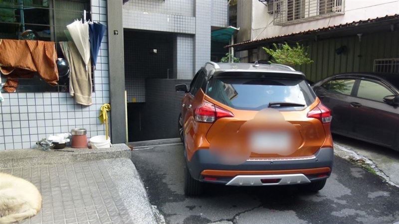 新莊8旬婦蹲車庫旁倒水！　遭老鄰居撞死