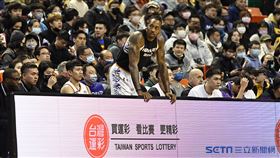 ▲「魔獸」霍華德（Dwight Howard ）上半場坐板凳。（圖／記者劉彥池攝影）