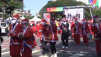 耶誕老人跑起來！廣場滿滿「紅衣大叔」