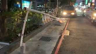 強風吹倒路燈！等紅燈遭砸　無辜駕駛嚇壞