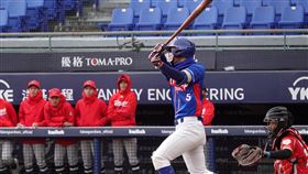 富邦U18開打  台北市張元愷首戰投打俱佳2022新北富邦國際城市U18棒球邀請賽18日開打，台北市隊張元愷（藍衣者）投打有表現，率隊以2比1擊敗台東縣隊，拿下首勝。中央社記者謝靜雯攝  111年12月18日