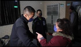 民進黨台北市第三選區立委補選參選人吳怡農於昨（17）日晚上啟動陸戰進行家戶拜訪，逐棟逐層向選區內的民眾面對面拜票。（圖／吳怡農辧公室提供）