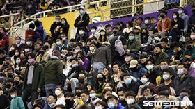 ▲「魔獸」霍華德（Dwight Howard ）整場比賽沒上場，桃園永豐雲豹球迷提早離席。（圖／記者劉彥池攝影）