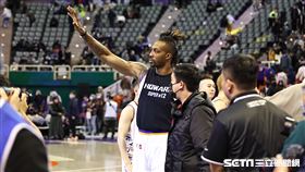▲「魔獸」霍華德（Dwight Howard ）整場比賽沒上場，賽後和球迷揮手致意。（圖／記者劉彥池攝影）