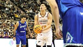 ▲桃園永豐雲豹球員林宜輝執行罰球。（圖／記者劉彥池攝影）