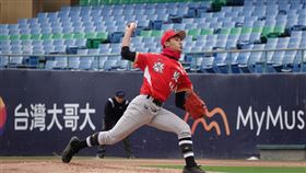 富邦U18開打  陽崧儒先發好投台東惜敗2022年新北富邦國際城市U18棒球邀請賽18日開打，台東縣隊首戰在新莊球場交手台北市隊，台東先發投手陽崧儒投6局失2分、表現不差，可惜球隊終場以1比2輸球，陽崧儒吞敗投。中央社記者謝靜雯攝  111年12月18日