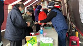 嘉義市長選舉  民眾穿厚重衣物投票嘉義市長選舉18日投票，因天氣冷，投票沒有出現排隊現象，民眾都穿厚重衣物，投下神聖的一票。中央社記者黃國芳攝  111年12月18日