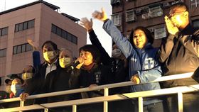 黃敏惠自行宣布當選  感謝鄉親支持（1）嘉義市長重行選舉18日投開票，國民黨籍候選人黃敏惠（持麥克風者）傍晚現身競選總部，自行宣布當選，除感謝選民外，也表示這是民意展現，盼中央兌現對嘉市所開的建設支票及輕軌計畫等。 中央社記者黃國芳攝  111年12月18日