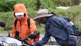 低溫特報　民眾禦寒衣物包緊緊中央氣象局發布低溫特報，18日至19日清晨寒流影響，各地天氣非常寒冷，易有攝氏10度以下氣溫發生。圖為台北市南港區民眾出門禦寒衣物包緊緊。中央社記者鄭傑文攝　111年12月18日