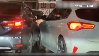 搶著離開賣場停車場　兩車並行爭道擦撞