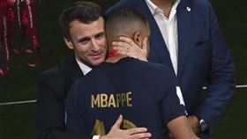 法國總統馬克宏暖心擁抱姆巴佩。（圖／美聯社／達志影像）