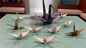 日本隊賽後把更衣室清理乾淨，還留下紙鶴表達感謝。（圖／翻攝自FIFA官方推特）