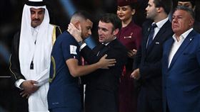 馬克宏安慰姆巴佩（圖／路透社／達志影像）