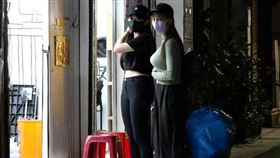 郭書瑤收工後，與妹妹郭書瑜一起離開。（圖／本刊攝影組）