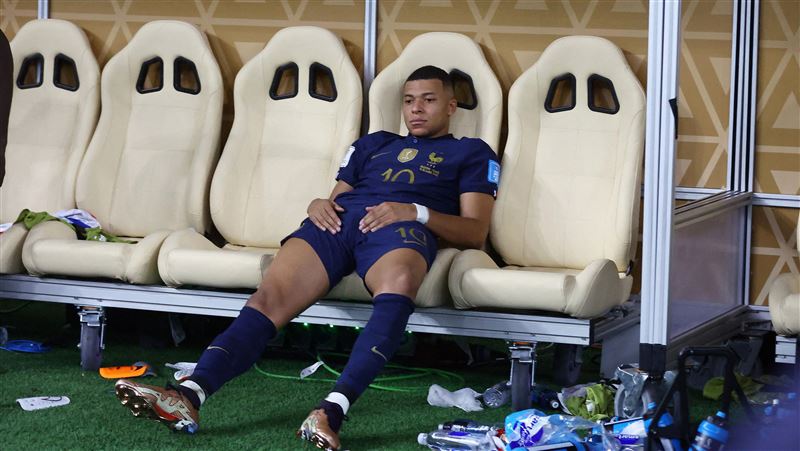 姆巴佩「笑死變心死」！穿金靴卻面無表情 失落坐場邊畫面曝光 | 運動 | 三立新聞網 SETN.COM