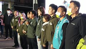 李俊俋宣布敗選  盼黃敏惠參考他的政見民進黨嘉義市長候選人李俊俋（右6）18日傍晚出面宣布敗選，他表示，已打電話恭喜市長黃敏惠連任，希望他所提出政見黃敏惠能參考，讓嘉義市更美好。中央社記者蔡智明攝  111年12月18日