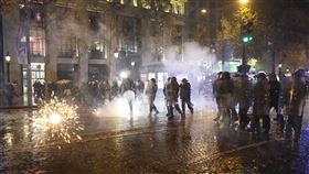 ▲法國輸球！球迷巴黎暴動「煙火炸警察」　鎮暴警射催淚彈、抓數十人。（圖／美聯社／達志影像）