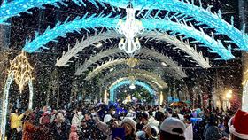 「屏東聖誕節」下雪了  邀民眾感受耶誕氛圍「2022屏東聖誕節」活動正在屏東公園持續展開，每逢週末假日夜間都會有「雪廳降花」下雪活動，讓民眾不用出國就能體驗雪白耶誕氣息。（屏東縣政府提供）中央社記者李卉婷傳真  111年12月18日