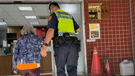 失智老嫗累趴樓道間　三重暖警陪伴齊等親屬。（圖／翻攝畫面）