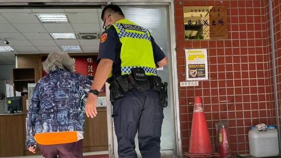 失智老嫗累趴樓道間　暖警陪伴齊等親屬