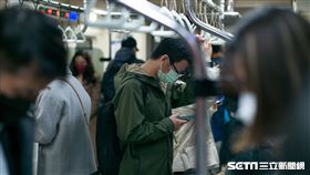 北捷車廂／板南線／口罩／捷運／疫情／人潮人群（記者陳弋攝影）