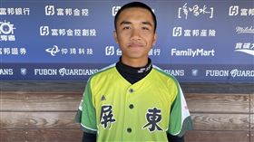 高岳翔有智慧後援穩守  富邦U18屏東縣搶首勝富邦U18棒球賽屏東縣隊19日與南投縣隊交手，屏東縣隊展現韌性，在比賽後半段追分，後援投手高岳翔（圖）4.2局穩守無失分，率隊以3比2拿勝，總教練李志傑稱讚高岳翔是有智慧的投手。中央社記者謝靜雯攝  111年12月19日