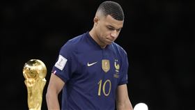 ▲法國姆巴佩（Kylian Mbappe）上演「帽子戲法」仍敗給阿根廷奪亞，成了悲劇英雄。（圖／美聯社／達志影像）