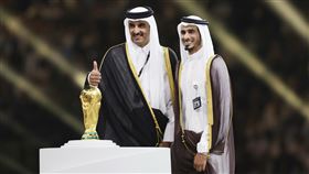 ▲卡達國王塔米姆（Sheikh Tamim bin Hamad al-Thani）（左）表示，卡達已經兌現承諾辦了一屆「非凡」的世界盃足球賽。（圖／美聯社／達志影像）