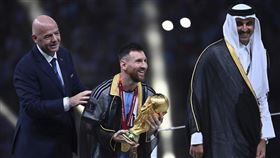 ▲梅西（Lionel Messi）（中）率隊奪卡達世足金盃，賽後披上阿拉伯傳統男性服飾畢希引發討論。（圖／美聯社／達志影像）
