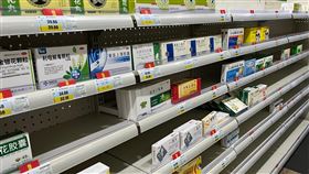 上海市布洛芬等退燒藥品搶購一空COVID-19疫情升溫，上海市掀起布洛芬、乙醯氨基酚等退燒與鎮痛用藥搶購潮，藥局負責人建議，這兩款藥品以外也有替代選擇，清熱解毒類用藥都可以在出現症狀時有舒緩效果。圖為12日，上海市某家藥局內清熱解毒類藥品專區。中央社記者李雅雯上海攝  111年12月12日