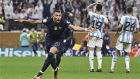 ▲法國前鋒姆巴佩（Kylian Mbappe）（左）在冠軍戰踢進後奔跑慶祝。（圖／美聯社／達志影像）
