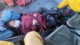 女山友登南投白姑大山摔傷，搜救隊曼寒流低溫上山，空勤直升機吊掛成功。（圖／民眾提供）