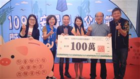 胡志強出席關懷兒少宣傳活動前台中市長胡志強（右2）3日和台中市社會局長彭懷真（右）出席關懷兒少活動，「藍爸爸」藍正雄（左3）捐贈新台幣100萬元給「兒童與少年未來教育及發展帳戶」。中央社記者郝雪卿攝　109年8月3日
