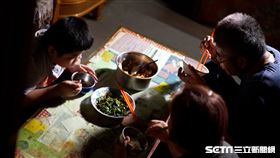 阿樂經常去摘路邊的地瓜葉，加上砍來的竹筍，是一家人常吃的菜色。（圖／中信慈善基金會提供）