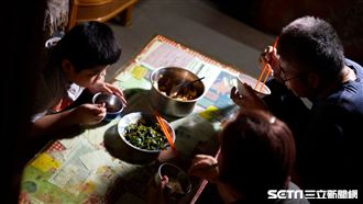 8歲童深山砍筍！媽媽不捨：一出生就吃苦