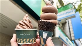 全新開發以濃醇風味為主軸的畬室濃黑巧克力霜淇淋，12/20起正式上市，新品嚐鮮價45元。（圖／超商業者提供）