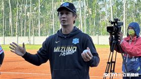 統一獅隊首席教練高志綱指導青棒球員。（圖／記者蔡厚瑄攝影）